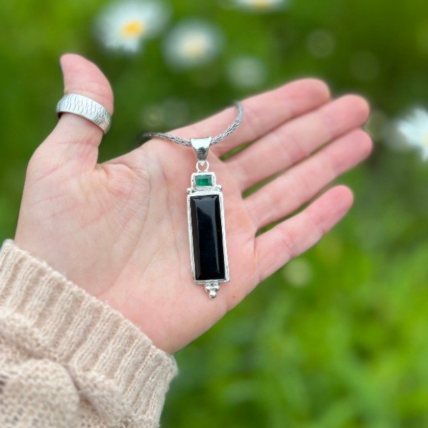 Producto - DIJE DE DISEÑO OBSIDIANA NEGRA Y ESMERALDA