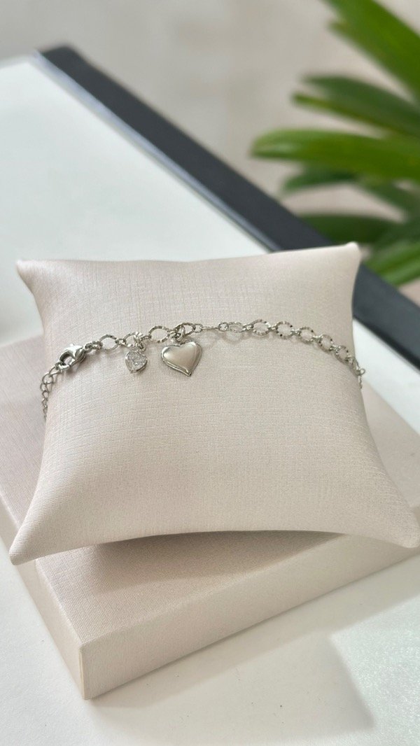 Producto - Pulsera Trini con dijes corazones laminada en rodio