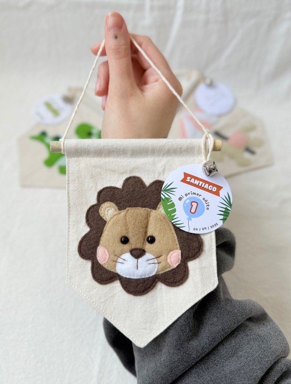 Producto - Souvenir banderín de león