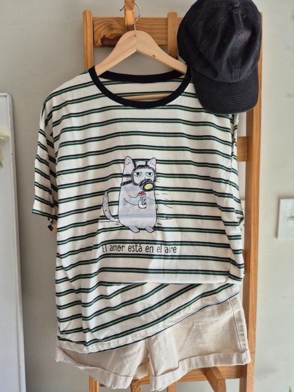 Producto - Remeras Rayadas El Amor está en el Aire Negro