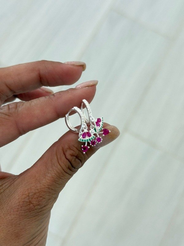 Producto - Argollitas cereza con strass plata 925. POR PAR