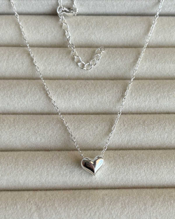 Producto - Cadena con dije corazón de acero blanco 45-50cm