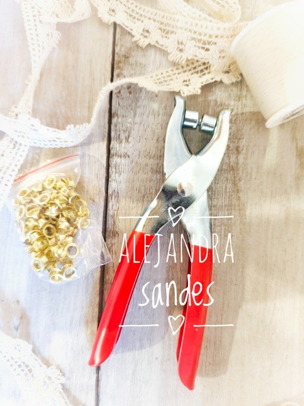 Producto - Pinza para colocar ojalillos + bolsita con ojalillos dorados dorados