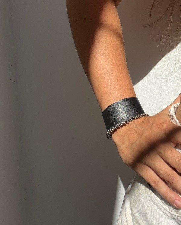 Producto - Brazalete Carrie (cuero c/ aplique a mano)