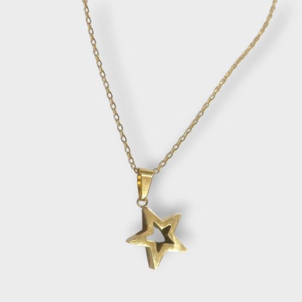 Producto - Cadena  de acero Dorado con dije Estrella Calada