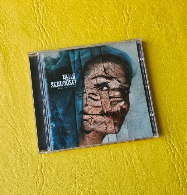 Producto - HELLO SEAHORSE! ''Lejos, No Tan Lejos''
