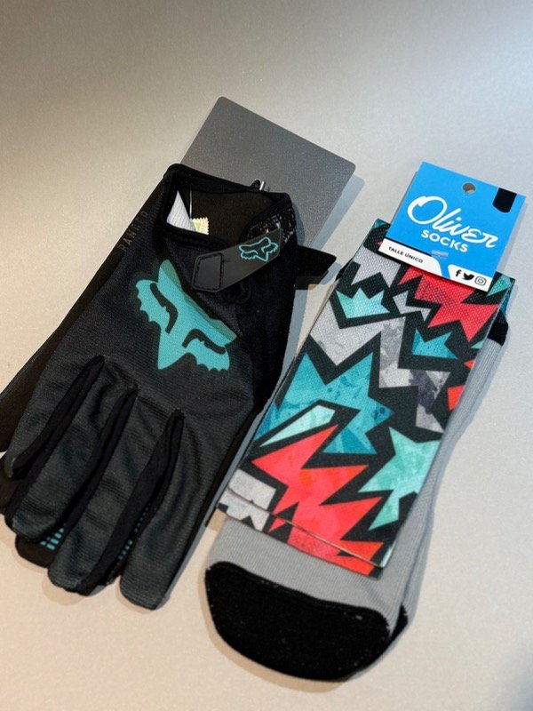 Producto - Combo medias + guantes celeste