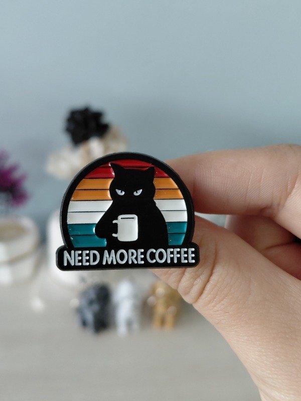 Producto - Pin metalizado - Michi "Need more coffee" #2430
