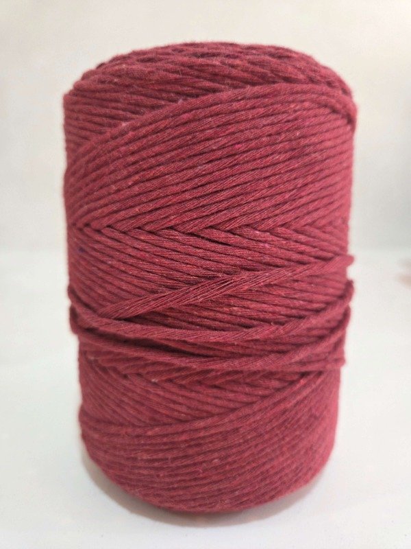 Producto - Hilo de algodón retorcido MACRAME 27 hebras 1/2 kg BORDO