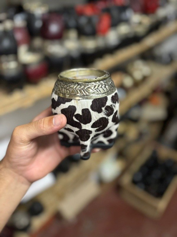 Producto - torpedo, cuero con pelos, virola uruguaya cincelada a lacre (sin corona)