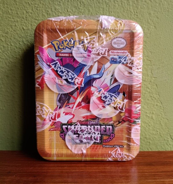 Producto - 1211 - Mazo Pokemon en Lata - SHROUDED FABLE