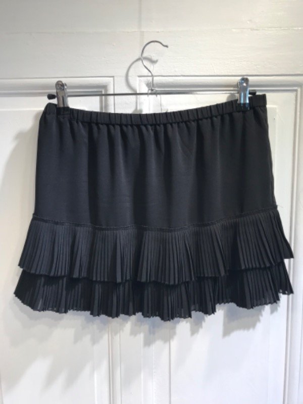 Producto - Falda RAPSODIA negra con volados plisados Talle M - PRECIO: 48X