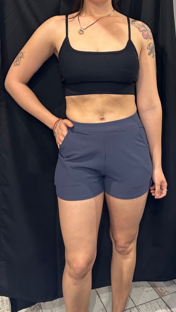 Producto - Calza corta holgada con división en la cola