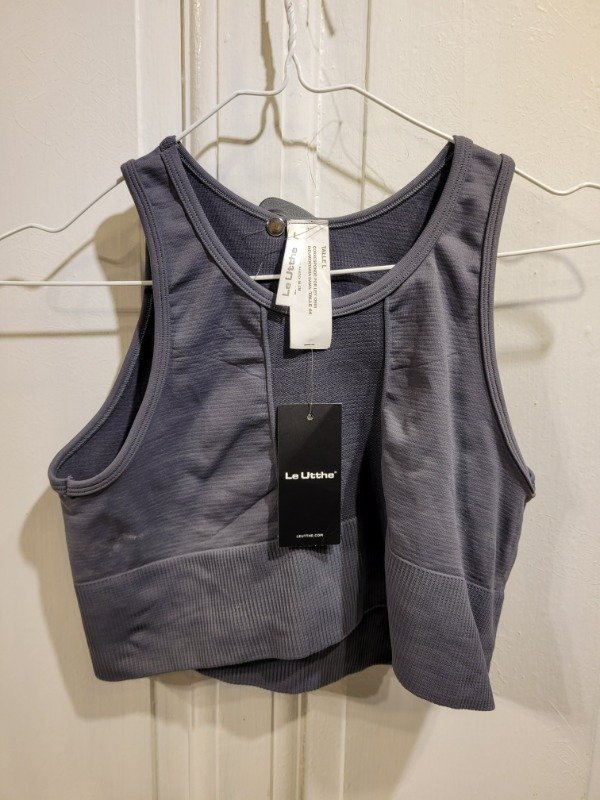 Producto - Top deportivo LE UTTHE gris Nuevo Con etiqueta Talle L - PRECIO: 24X