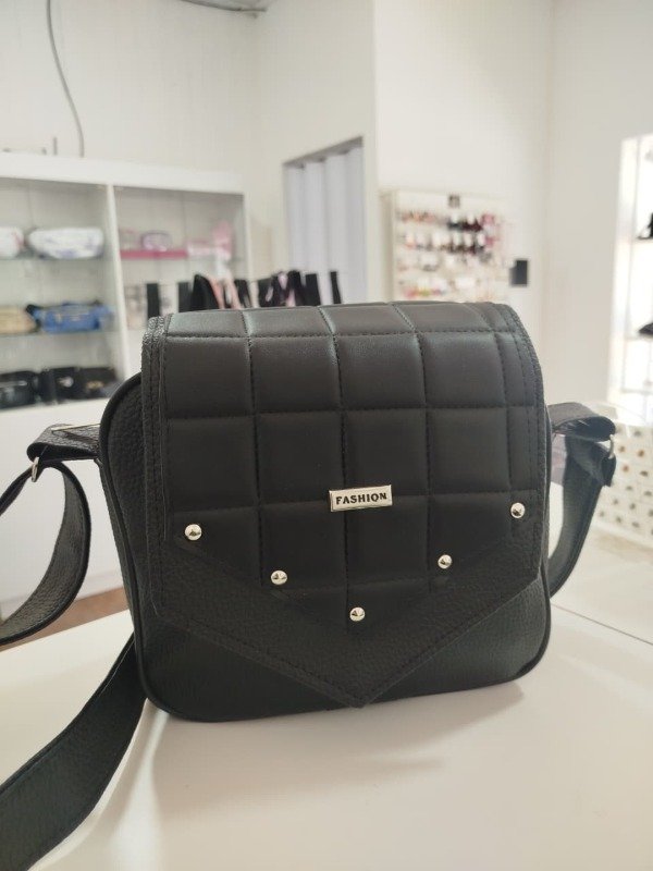 Producto - Bandolera negra tachas