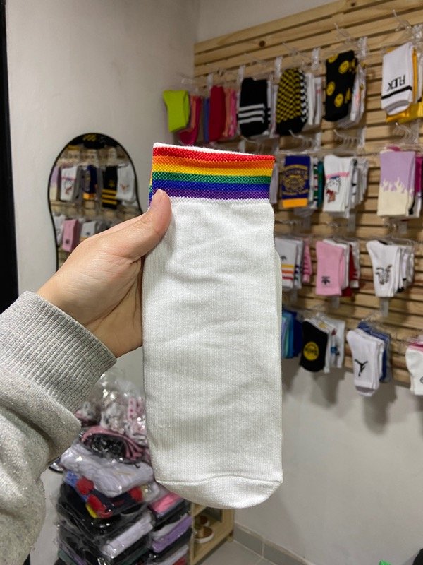 Producto - SOQUETES BORDE ARCOÍRIS (BASE BLANCA)