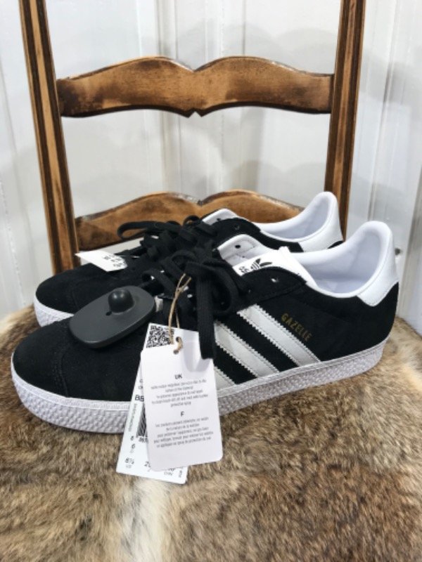 Producto - Zapatillas ADIDAS GAZELLE J negras nuevas c/etiqueta Talle 39- PRECIO: 143x