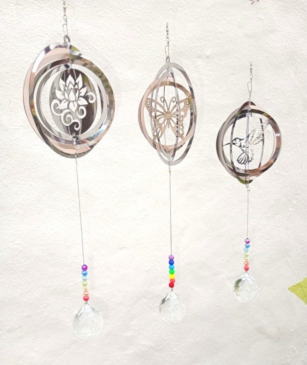 Producto - 3 giravientos chicos con atrapasol 7 chakras y esfera de 3 cm.