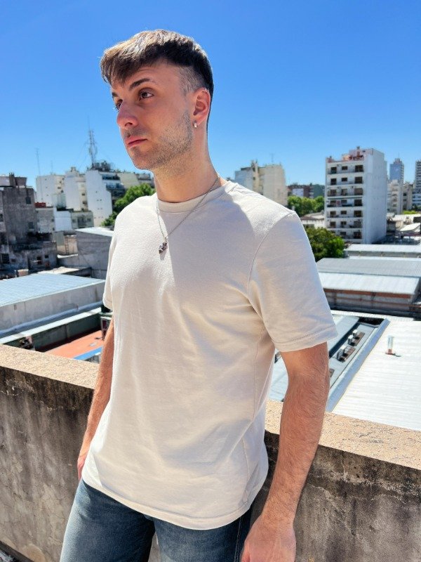 Producto - Remera Slim Fit crema