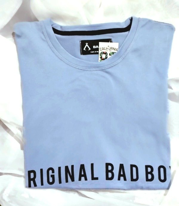 Producto - Remera estampada bicolor talle M