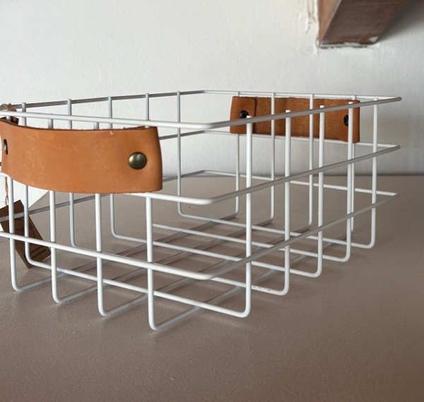 Producto - Canasta de metal con manijas de cuero