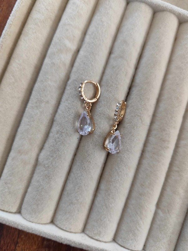 Producto - Aros argolla strass grande + strass. Dorado.