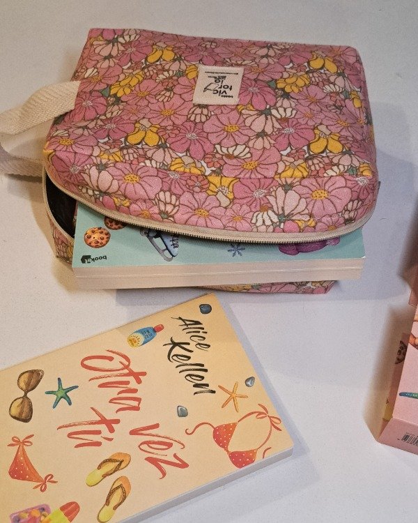 Producto - Neceser Porta Libros Pink flowers IMPERMEABLE