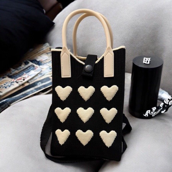 Producto - Bandolera Importada Negra con Corazones  Cremita