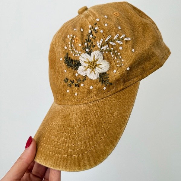 Producto - Gorra mostaza bordada a mano 2