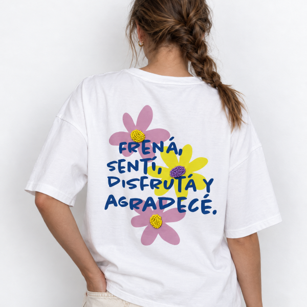 Producto - Remera Agradece (boxy fit)