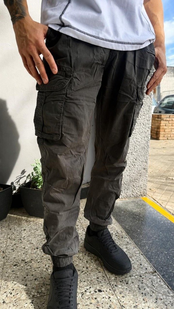 Producto - Cargo importado gris