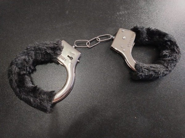 Producto - Esposas de metal y peluche sin llave
