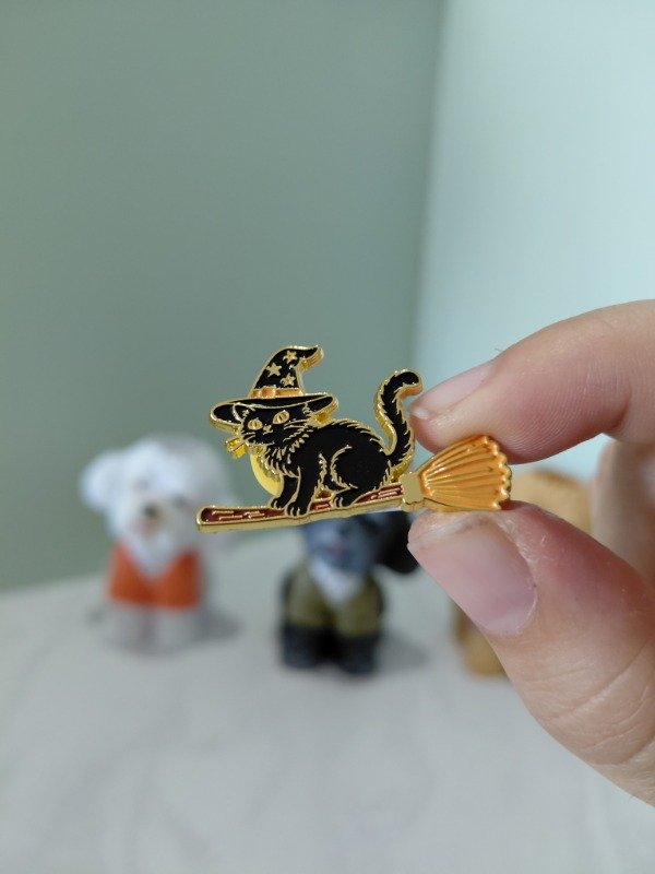Producto - Pin metalizado - Michi brujo en dorado #3286