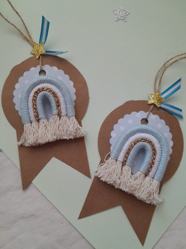 Producto - Mini escarapela arcoíris - celeste claro