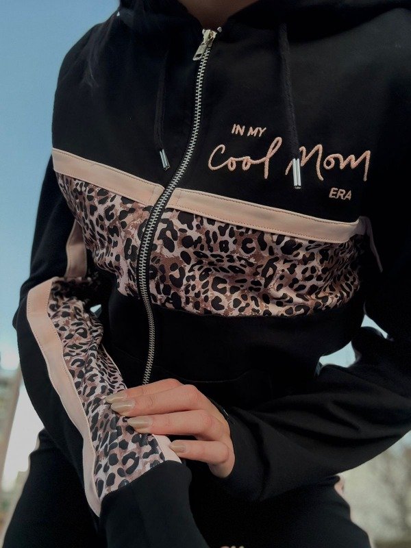 Producto - Campera rústica con capucha cordón y recortes combinada negro animal print 5018