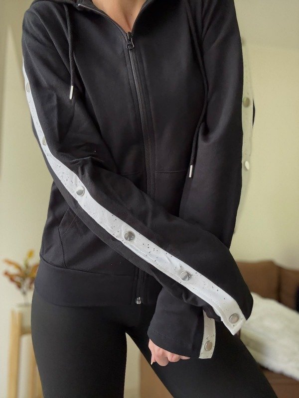 Producto - CAMPERA FOIL PLATEADO Y BROCHES - 1