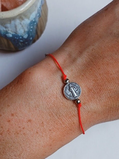Producto - Pulsera roja ajustable San Benito