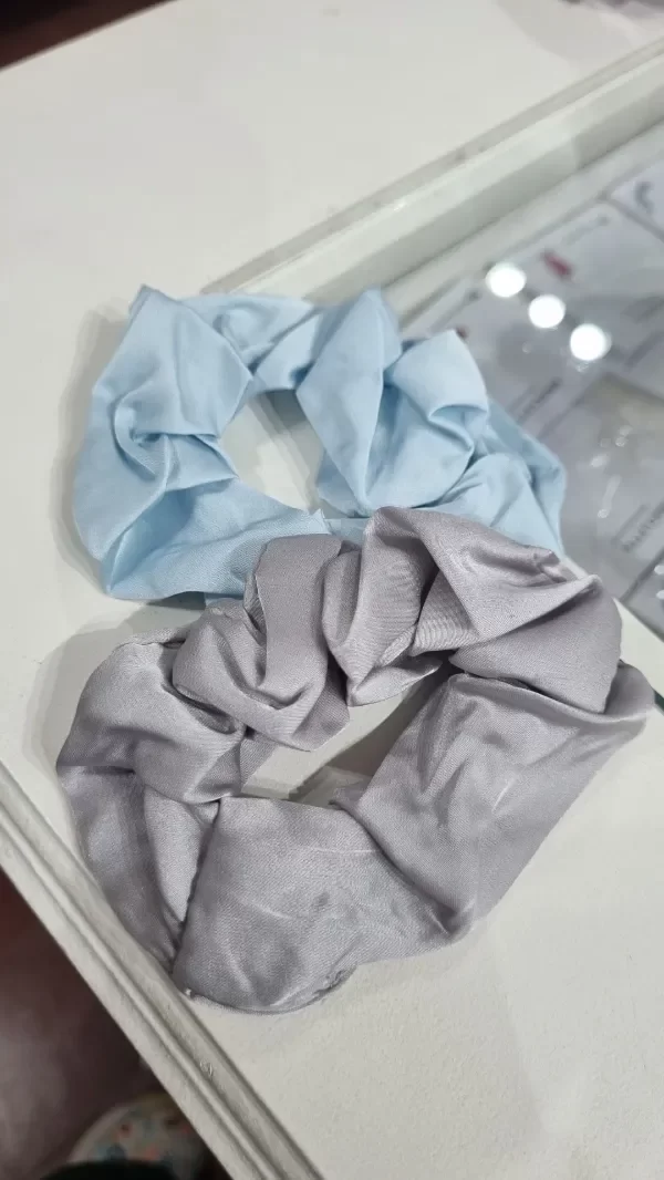 Producto - Scrunchies gris y celeste lisos