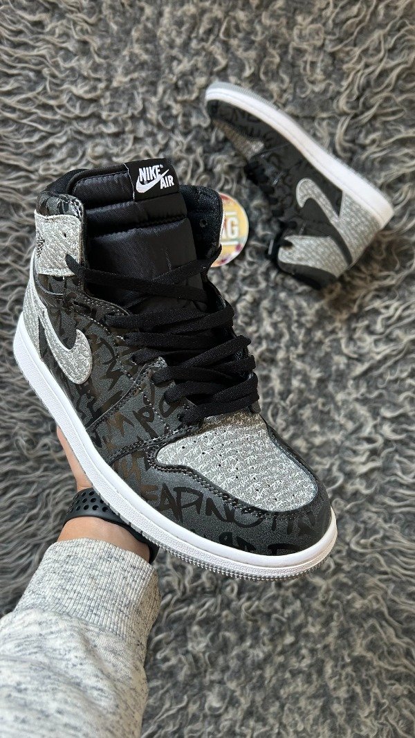 Producto - JORDAN RETRO 1 x KAWS REBELLIONAIRE - 1