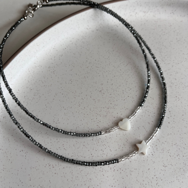 Producto - Choker Ivy - Gris oscuro brillante (mostacilla checa y nácar)