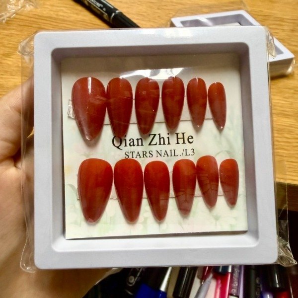 Producto - POSTIZA EN CAJA ACRILICA PAK X12