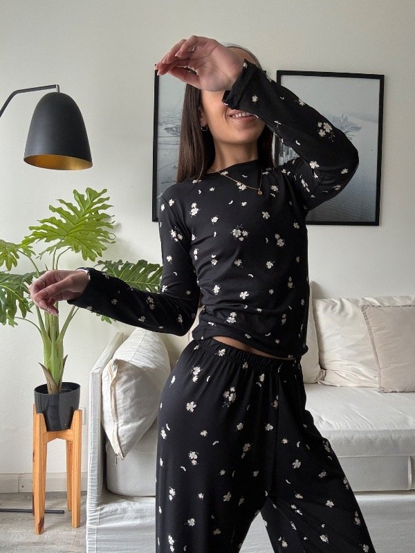 Producto - Pijama Algodon Soft Negro con Flores grandes - 1