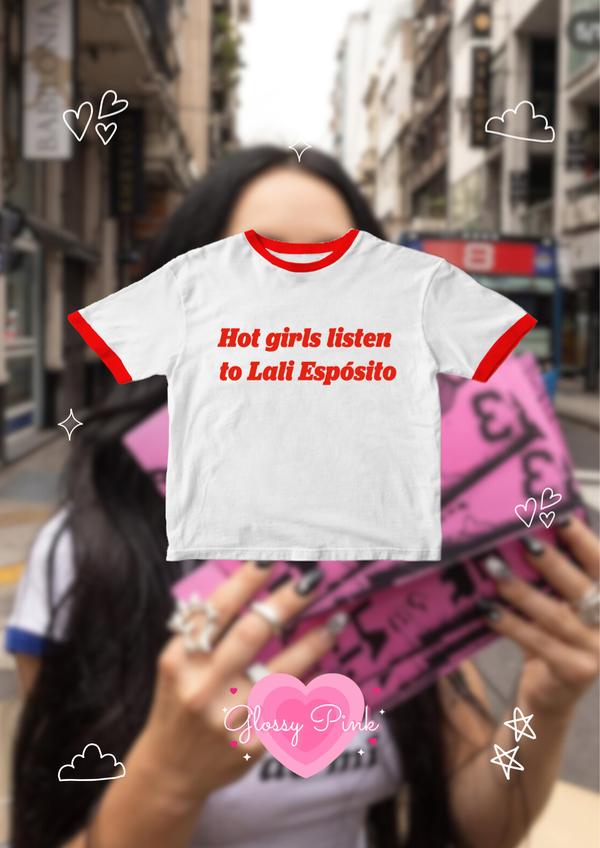 Baby tee hot girls listen to lali detalles rojos mangas y cuello - vinilo textil