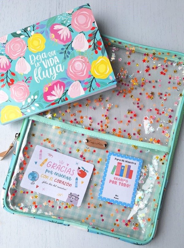 Producto - Estuche María A4 + planner o libreta. Especial día del maestro y estudiants