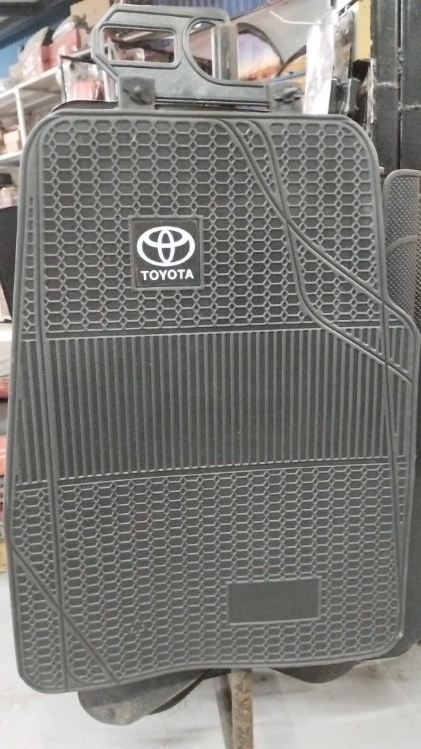 Producto - CUBRE ALFOMBRA CON LOGO 2 PZAS DELANTERAS