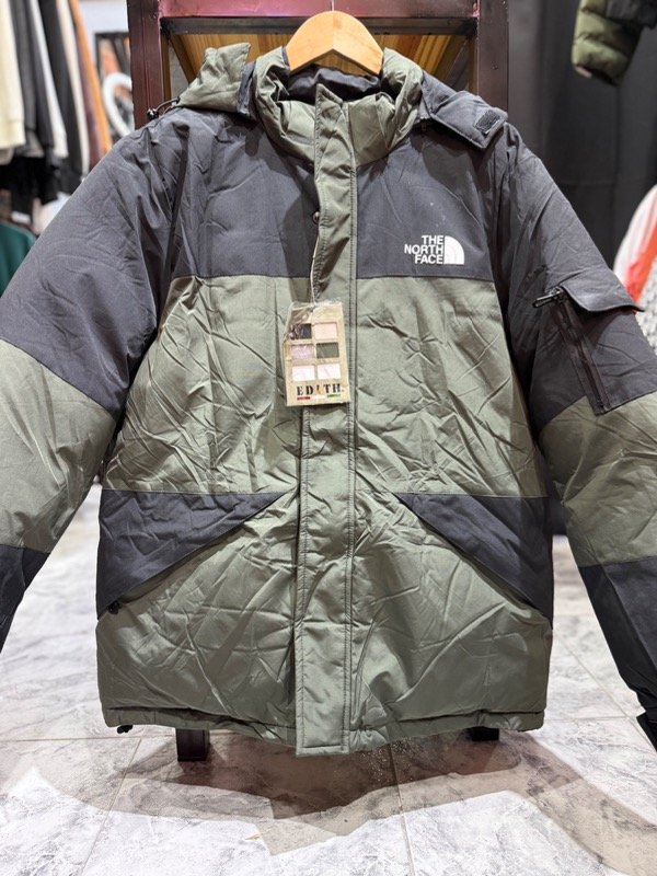 Producto - Campera TNF con atrapa nieve Impermeable