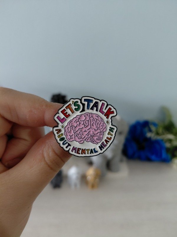 Producto - Pin metalizado - Let's talk about mental health #0996