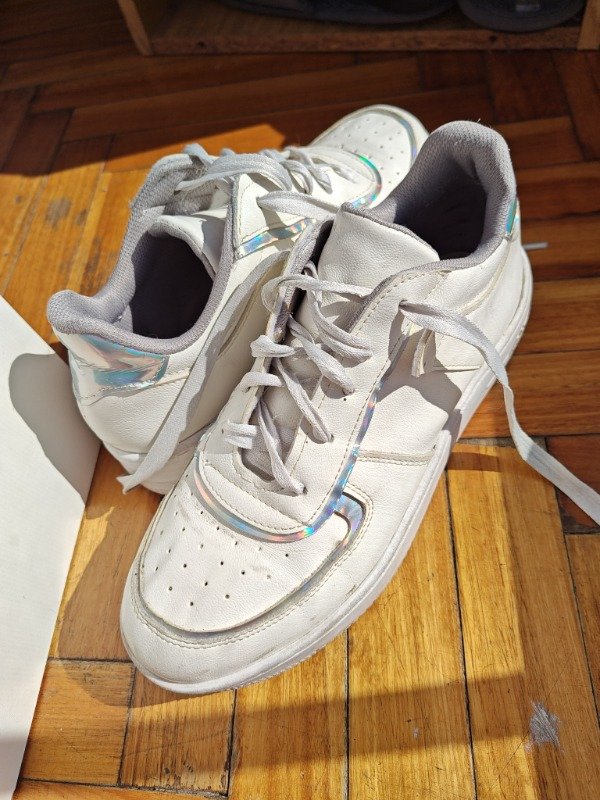 Producto - Zapatillas Blancas Efecto Tornasolado - 0
