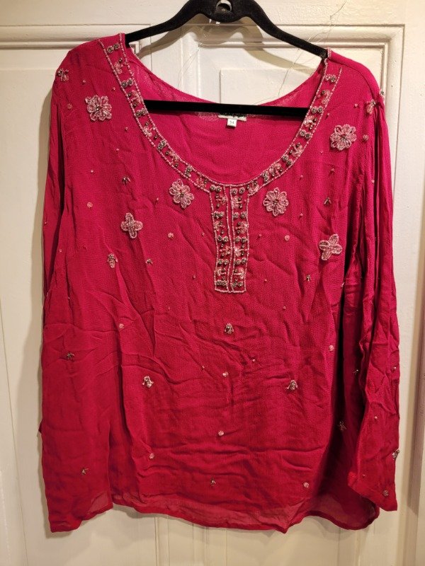 Producto - Camisola EL CORTE INGLÉS fucsia con canutillos Talle M/L - PRECIO: 40X