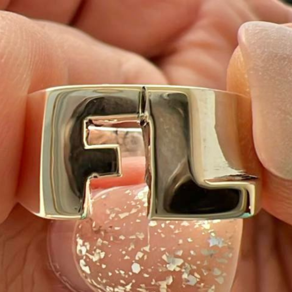 Producto - Anillo sello con iniciales en playa y oro